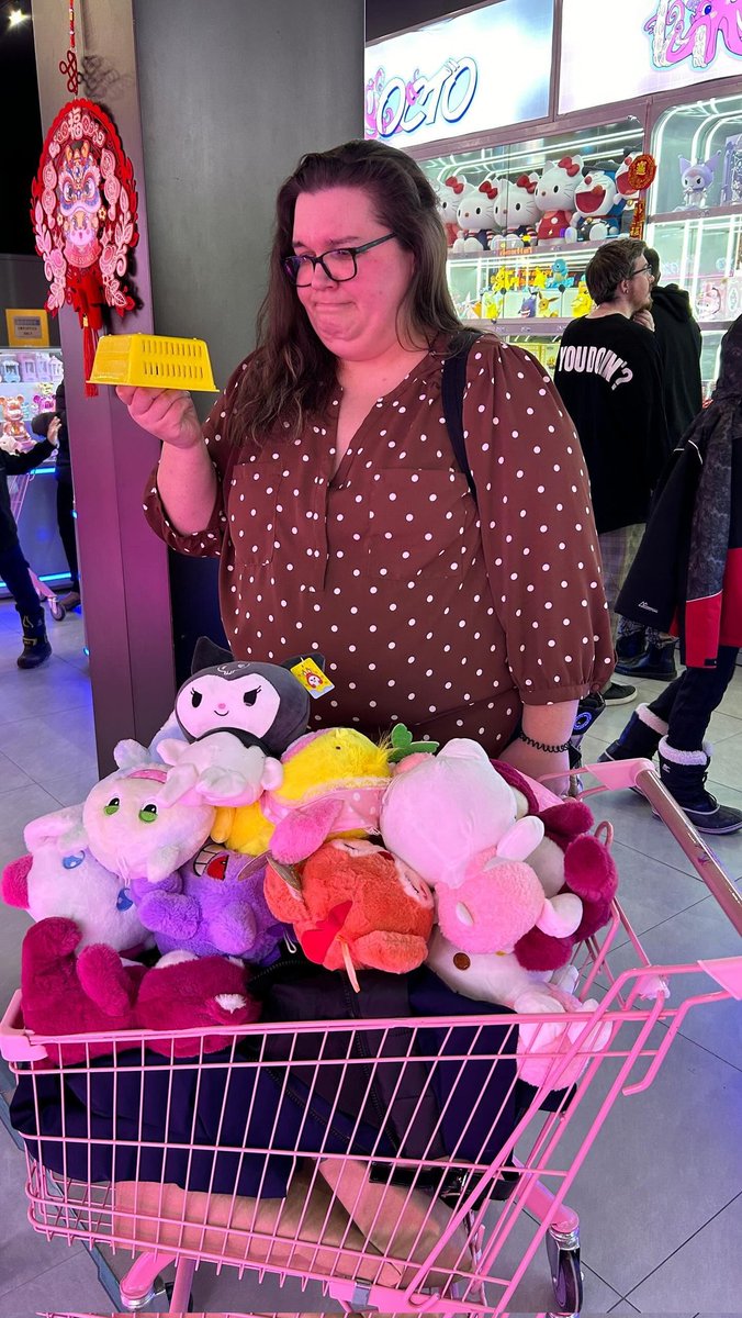Sjouklynne's tweet photo. Wrapped up celebrating my birthday with some irl gacha at Octo Zone in Toronto!

Trading all these lil guys in for a monster sized Gengar!! Such a blast and thank you to all my friends who celebrated with me 💜

#breakingimmersion #vtuber #clawgame #clawarcade https://t.co/LmW23JnMAN