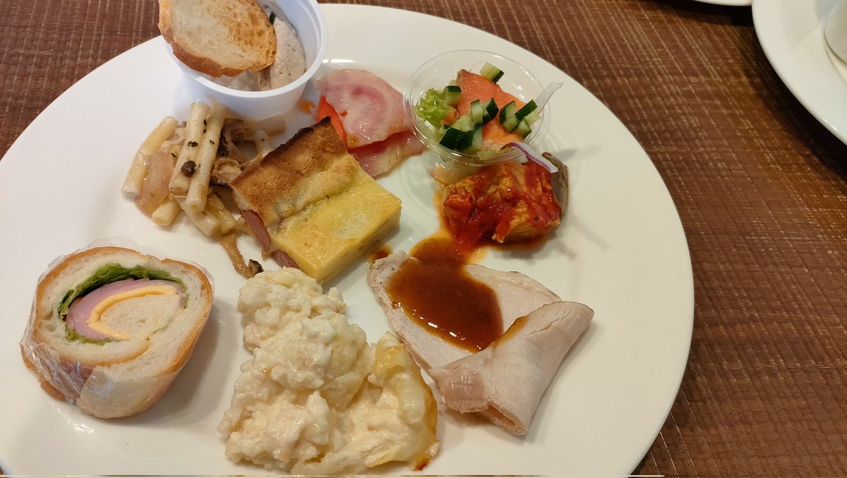 chat_com's tweet image. 以前ギリシャ料理やってたホテルのランチが、今回はイギリス料理だった。
満喫した！