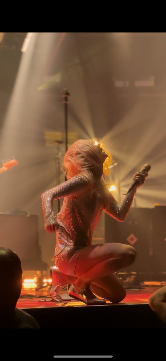 caught in the middle tweet media