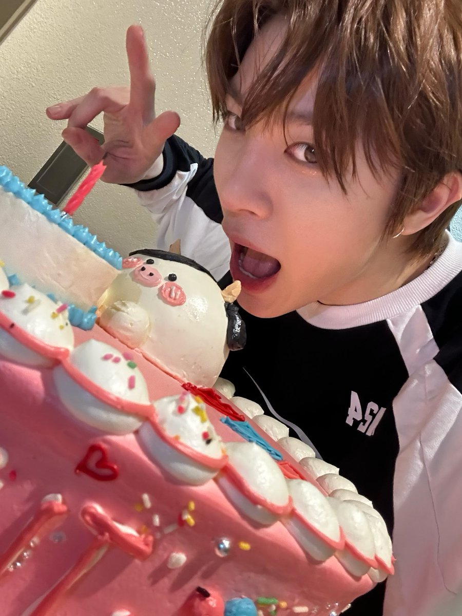 ファニちゃんおめでと〜〜〜🎂🐮🤍
サナもおめでとっ💞💞
<a href="/jj_09218/">사나</a>