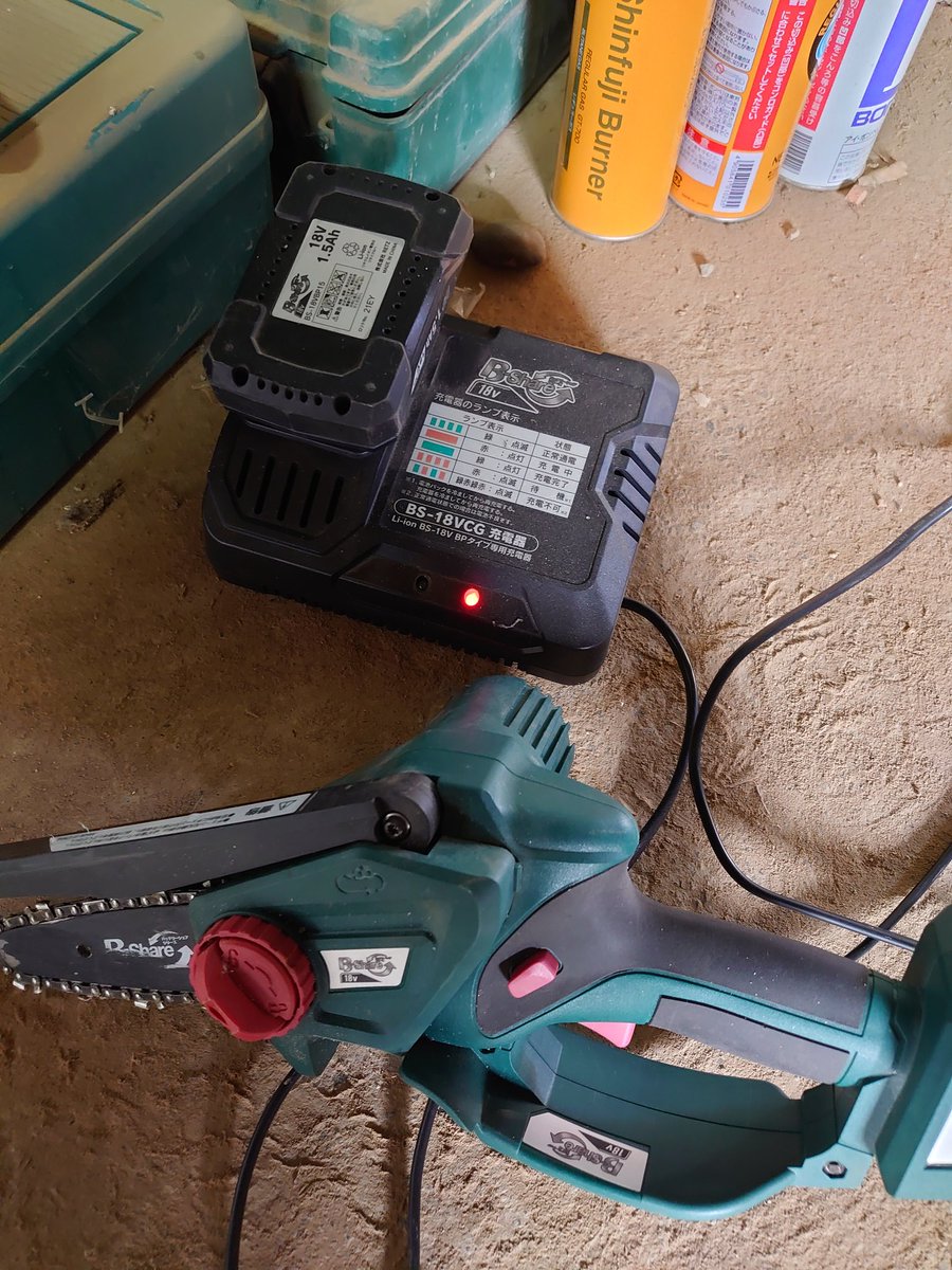 muddyRaico's tweet image. ちっちゃいチェーンソーでバッテリー2個使って木を切ってます。作業時間よりも充電時間のほうがちょっと長いので良い休憩になります。

#コメリ #bshare