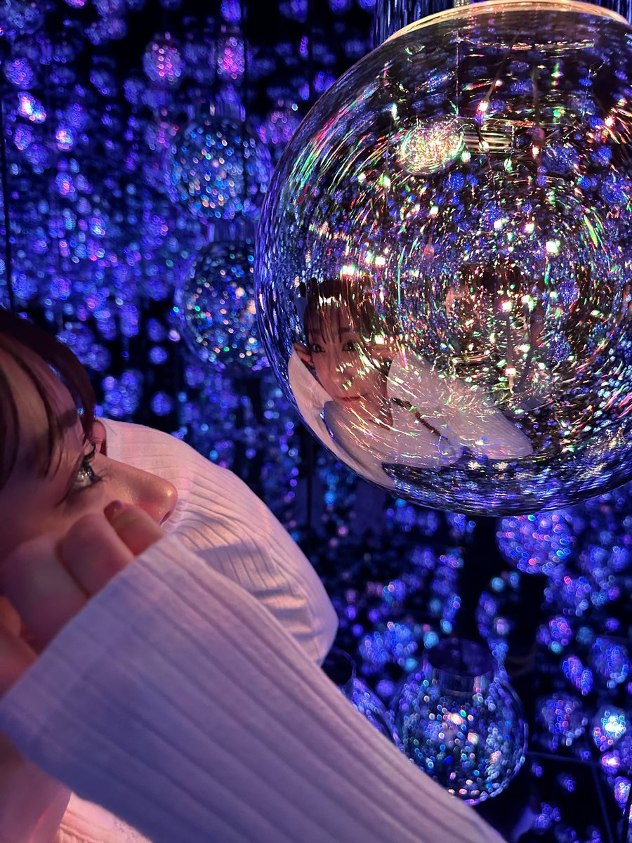 季節の変わり目きちー！！！
体調崩すと体力本当に落ちるからみんなご飯食べてちゃんと寝て、健康でいてね！！！

これは先日新しいチームラボに呼んでいただいて行ってきた時の写真なんだけど、インスタにたくさん載せるから見てねん本当めちゃ綺麗だった！！