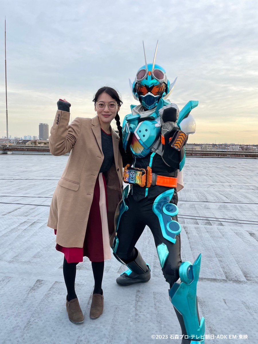 ayapoko1211's tweet photo. 『#仮面ライダーガッチャード』23話
先週に引き続き、結逢役で出演させていただきました！

ズキュンパイア役の山中さんとのオフショットと、スチームホッパーと🦗✨

配信もあるので、絶対見てね❣️
ちょっと切ないけど、いい話だった。。。。🥺💞 https://t.co/HxDCcrUbQZ