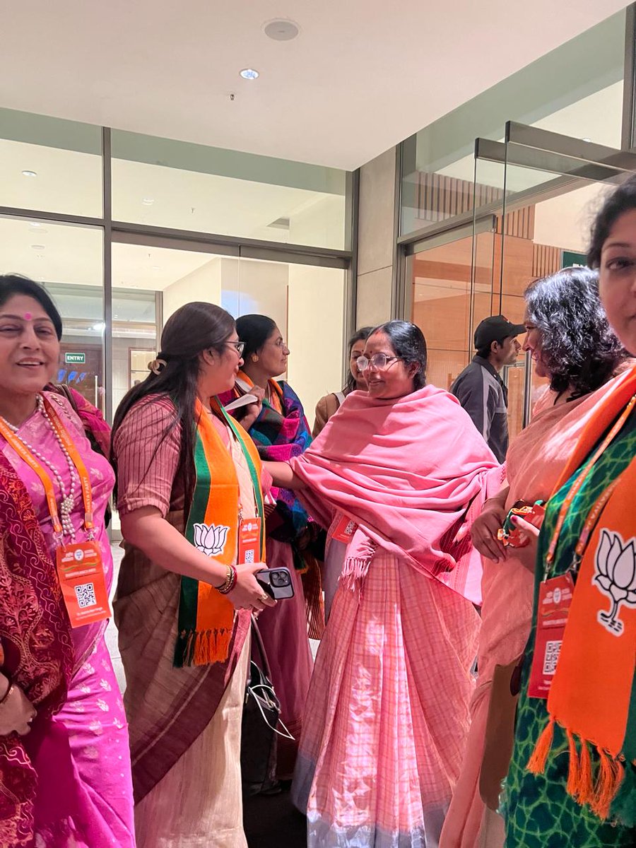 BJPMahilaMorcha's tweet photo. Some Glipses and light moments with national president smt. @VanathiBJP  BJPMM &amp; her team at Bharat Mandapam BJPNational Conclave 2024.

#bjpnationalconclave2024 https://t.co/cHMuXxdCll