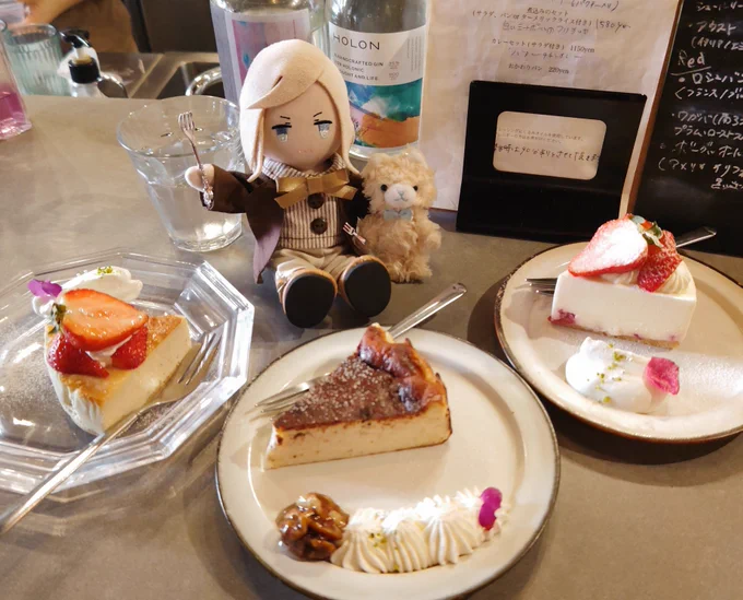 チーズケーキが美味しいお店に行ってきたマイフォーク持参のぬいみゅちゃんとぷちアクアちゃん キャワ… 