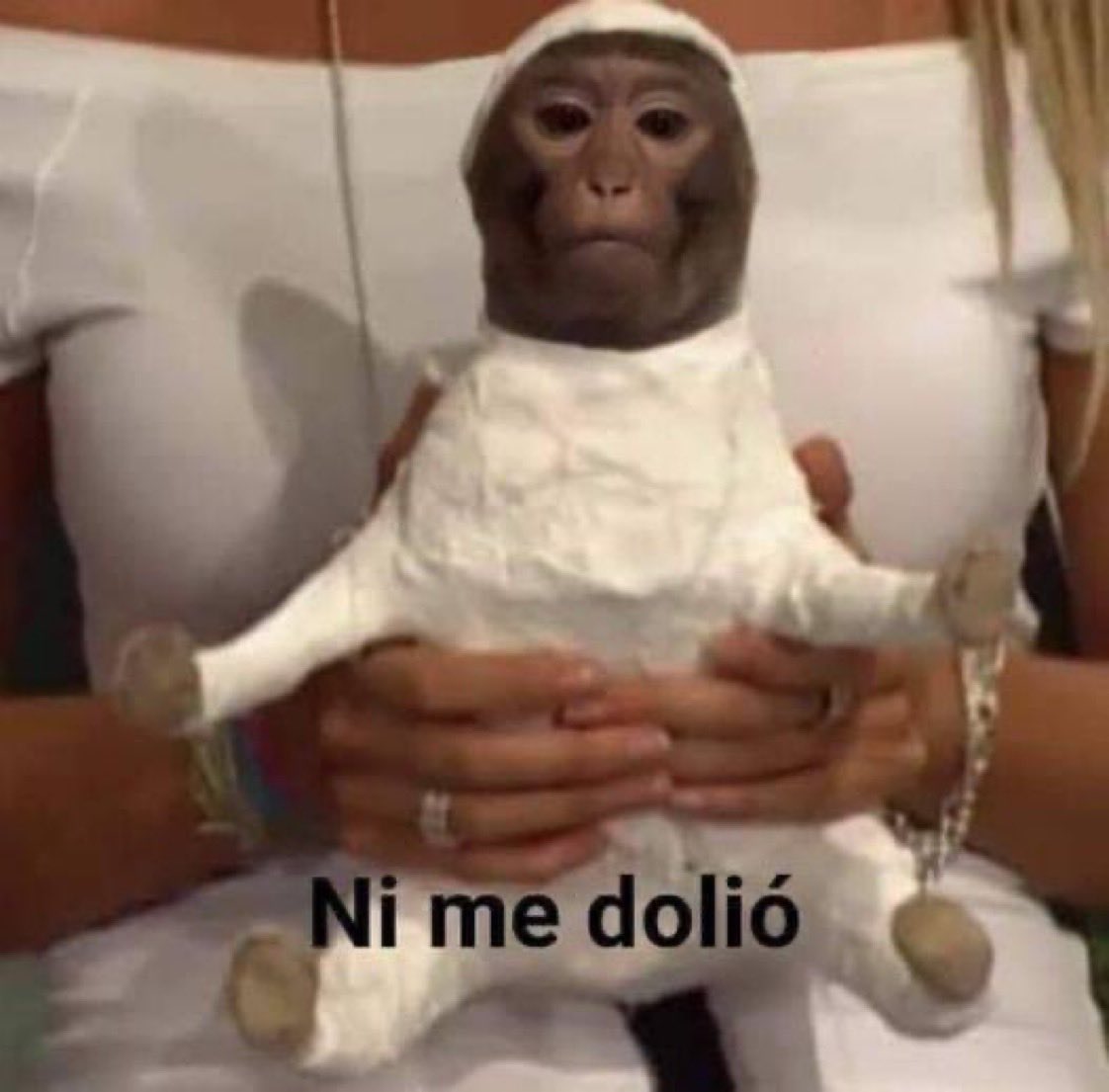 hoy se supone me iban a visitar, me bañe pese a que me duele la fractura y cambiaron las sabanas de mi cama… no vino nadie jajaja