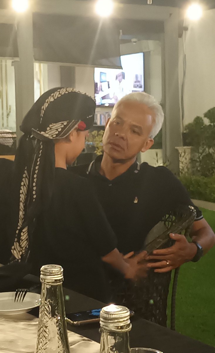 Ketika kami ngobrol, ada anak yg mendatangi bung Ganjar, anak klas 1 SD..minta foto bareng . Kami melihatnya senang,trenyuh sekaligus sedih jg..sehat selalu mas  <a href="/ganjarpranowo/">Ganjar Pranowo</a> . Kami bangga sudah ikut berjuang.