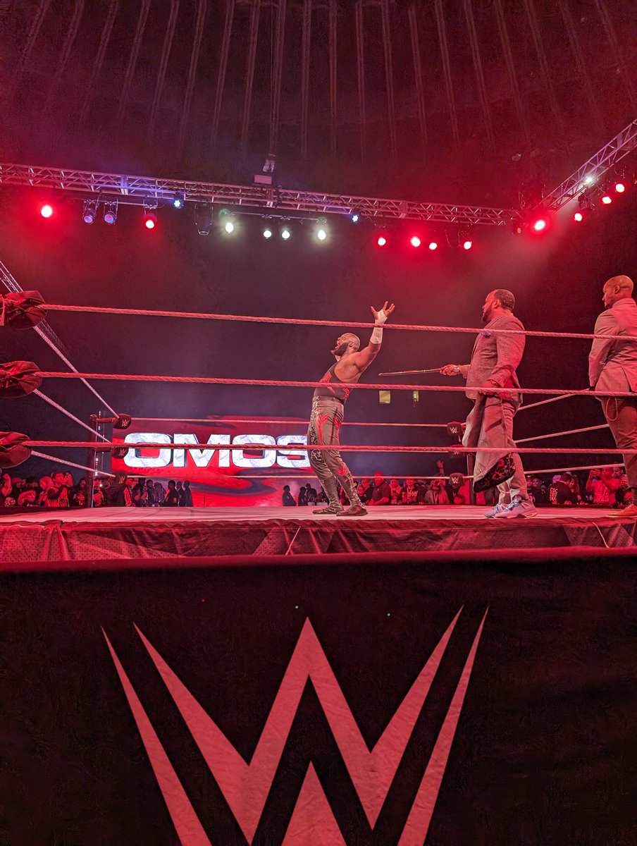 br0wnbugz's tweet photo. @The305MVP with Omos #WWEOakland https://t.co/SUfe15Dkj3