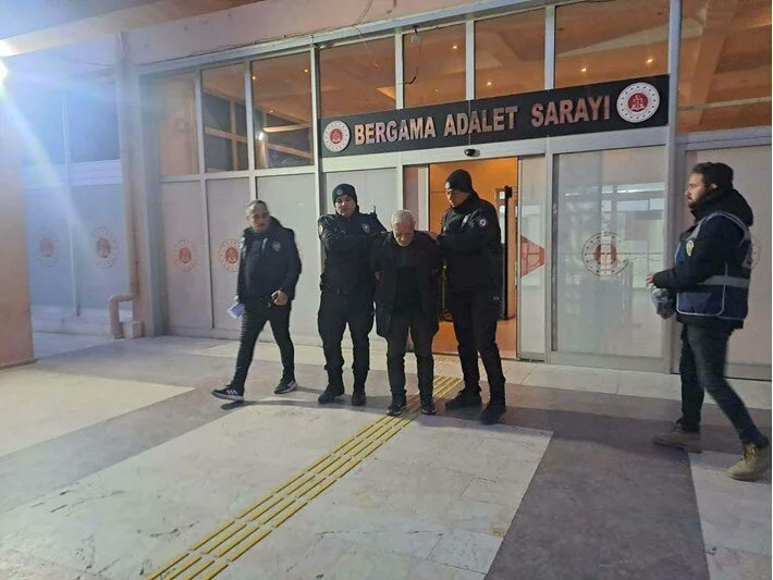 darkwebhaber's tweet photo. 73 yaşındaki 'torbacı dede' İzmir'de yakalandı. 

Dedenin üzerinden ve aracından çıkanlar:

🔺2.91 gram esrar
🔺35.62 gram metamfetamin
🔺4 adet sentetik ecza
🔺Tarihi eser niteliğinde 2 altın sikke
🔺2 ruhsatsız tabanca https://t.co/oZnIJOpeTd