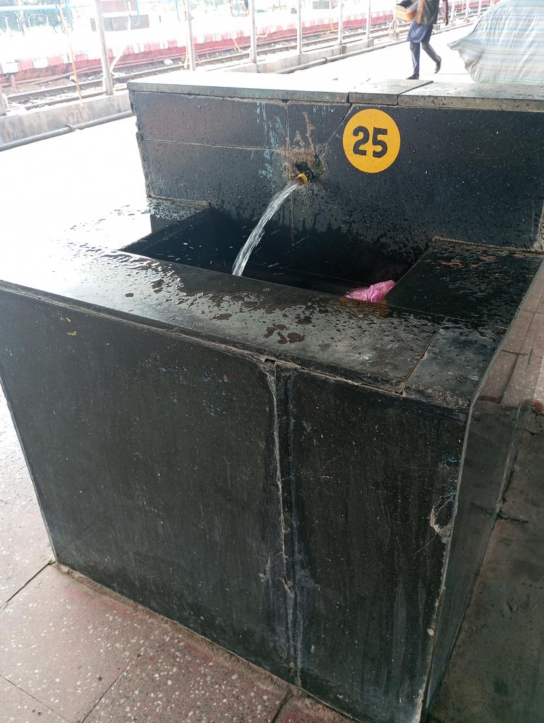 ro78900447's tweet photo. Kindly look this metter
@DRMKhurdaRoad @RailwaySeva 
Platform:- 4 https://t.co/Cvo55cH2js