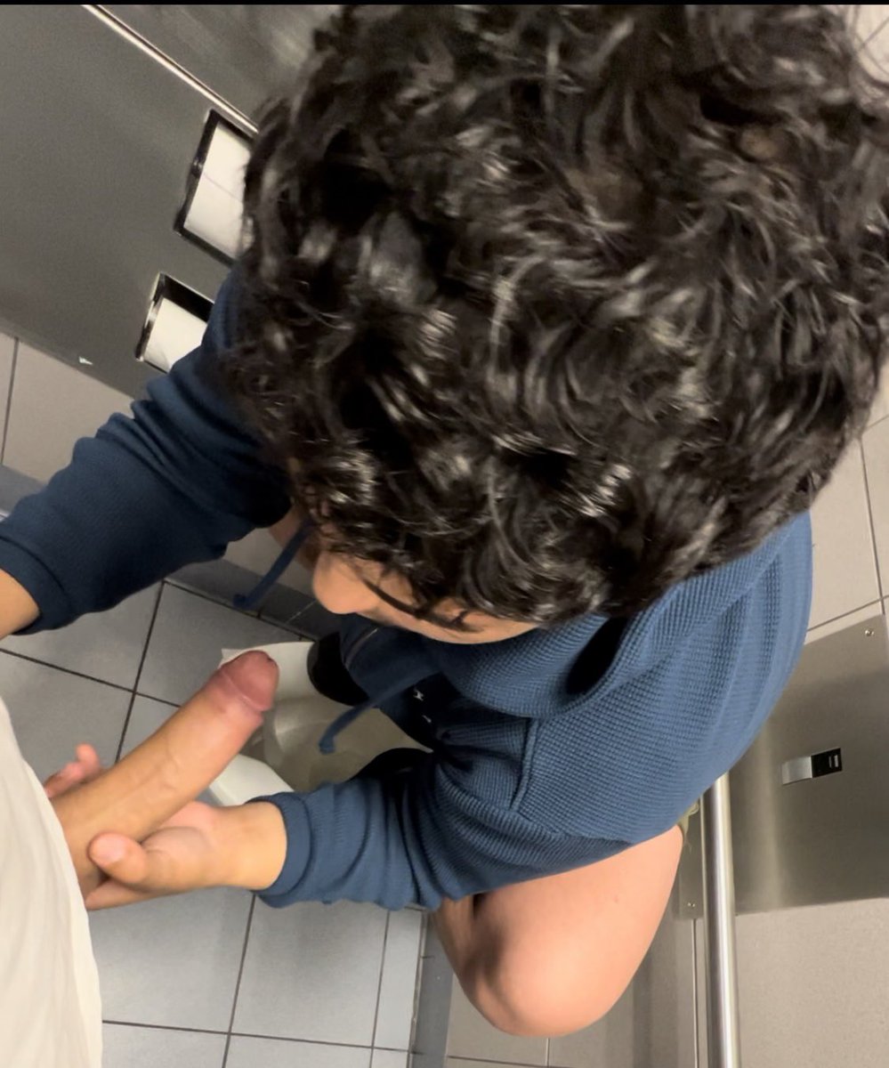 latinoboybussy's tweet photo. DL hung 19 yr old wanted some airport head before his flight back home, he had hella nut 😂💀🍆 https://t.co/NsLwYcpNKj