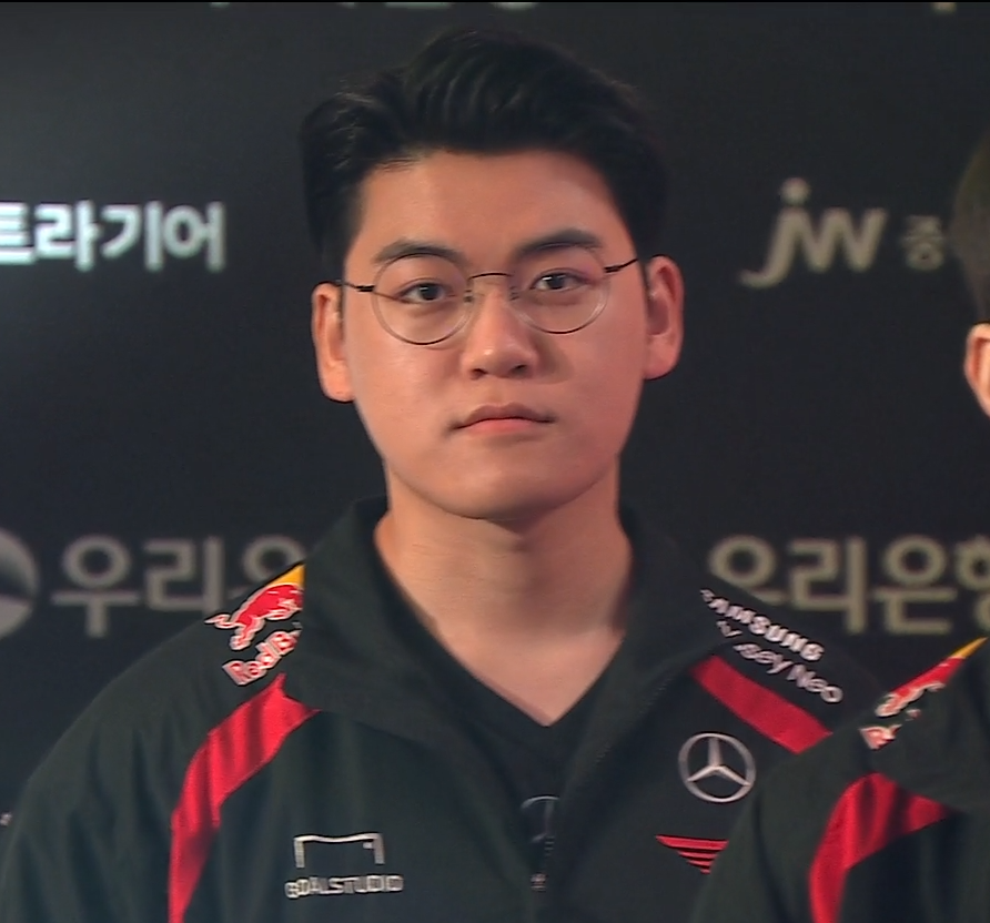 gumayusing's tweet photo. when the hair is up, you know he is serious https://t.co/gv9LwxCEks