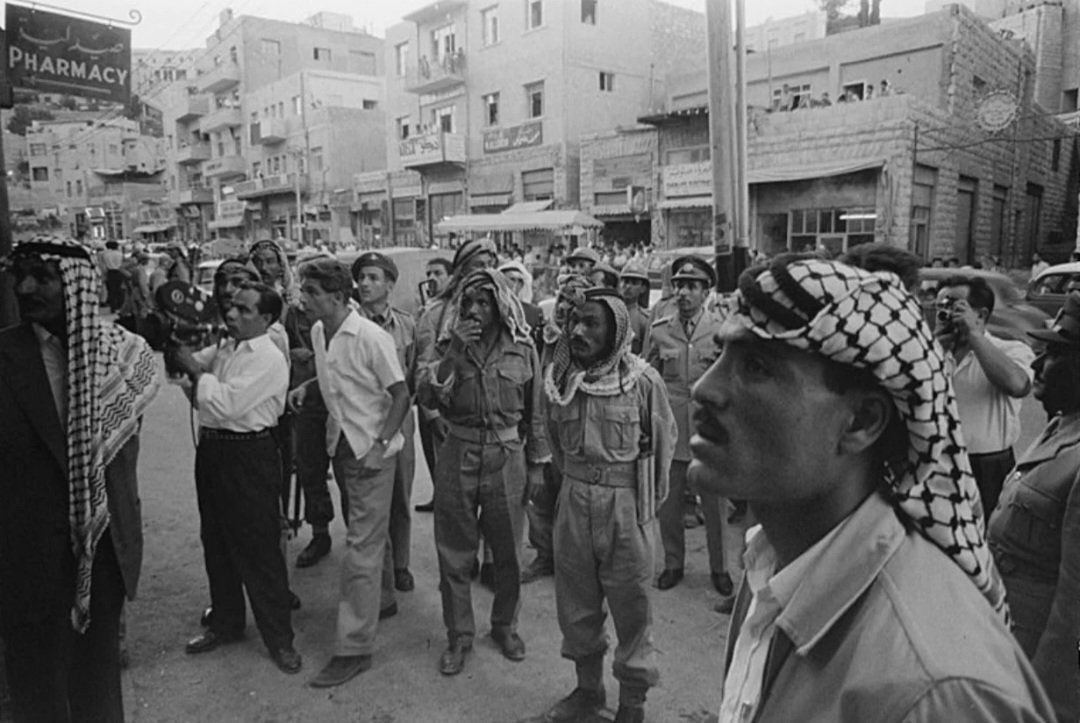 Les jordaniens apprennent le renversement du roi hachémite d'Irak, Fayçal II. 1958.

La famille royale irakienne appartenait à la même dynastie que la famille royale jordanienne.