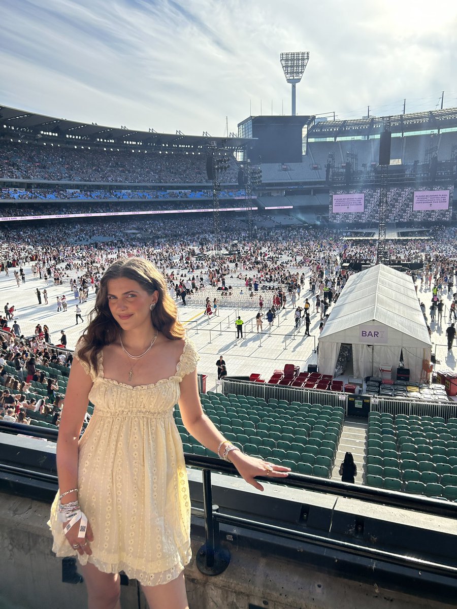 And I don’t know why but with you I’d dance in a storm in my best dress, fearless 🤭💛
#TheErasTourMelbourne #TaylorSwift #MelbourneTSTheErasTour