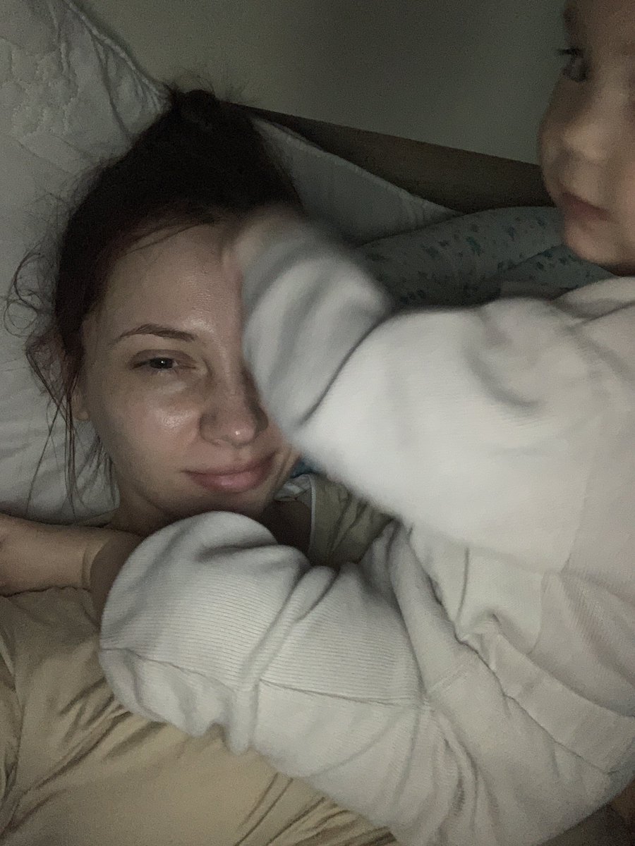 feanorian_star's tweet photo. Уселась сверху, дерет за волосы и тычет пальцем в глаз. Чем бы дитя не тешилось, лишь бы перестало орать из-за зубов https://t.co/KV2RD2FyDP