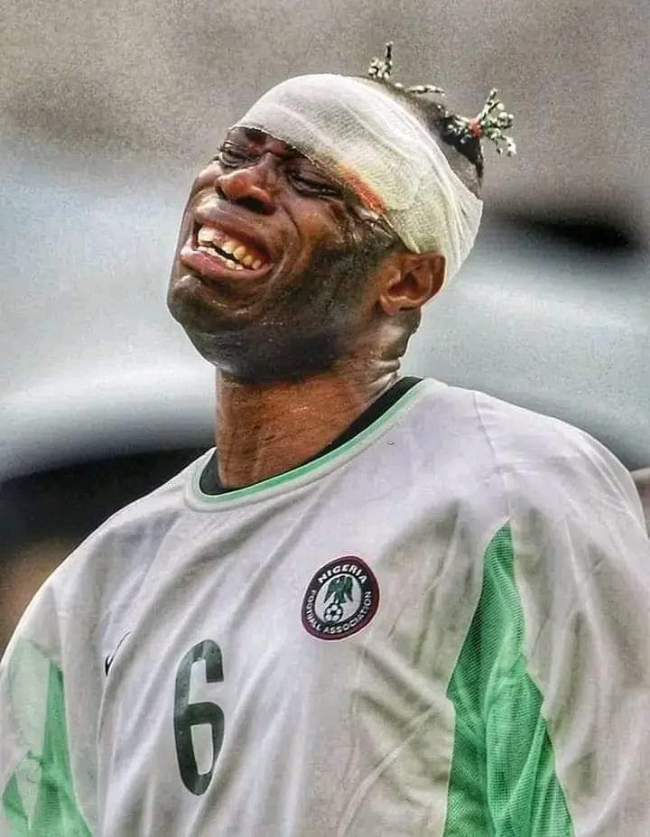 igboronu's tweet photo. 🇳🇬 🦅 Throwback to when Taribo West bled after a clash of heads in Nigeria's 2-1 loss to Sweden in the 2002 FIFA World Cup

Our 2nd loss in the group &amp; meant we won't advance. This made him cry at full time 😢 

Men that played for Super Eagles with their Blood, Sweat and Tears. https://t.co/hqvxECE01Z