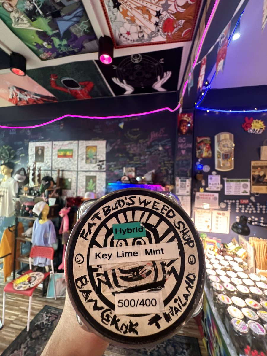 fatbudsweedshop's tweet photo. 🇯🇵🇹🇭😎🥦バンコクに滞在の日本人の皆様、ファットバッズウィードショップの全店舗で「キーライムミント」をぜひお試しください。この素晴らしい味わいのハイブリッドウィードストレインは、お求めやすい価格でご提供中です。通常価格は1グラム500バーツ、会員様は1グラム400バーツ、3グラムで1000バーツ、10グラムで3000バーツと大変お得です。私たちのバンコク店舗で、屋上のスモーキーラウンジでカンナビスをお楽しみいただけます。皆様のご来店を心よりお待ちしております。詳細はhttps://t.co/vzgQGCzEEBをご覧ください。

#バンコク #カンナビス #日本人観光客 #ファットバッズ #キーライムミント #ウィードショップ #お得情報 #バンコクライフ #バンコク観光 #スモーキールーフトップ