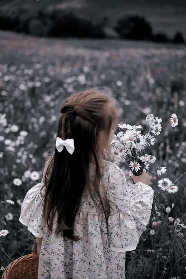 لا تسألوني 
لمن هي كلماتي وحروفي 
هي لمن يقرأ ويهتم
فإن لاقت منك قبول فهي لك 
وإن أثقلك حملها فهي لغيرك 
قد تروي ظمأ مشتاق أو تواسي ألم مجروح 
هي للكل وليست لأحد 
إلى الدافئة قلوبهم 
الصادقة نظراتهم 
العذبة كلماتهم 
إلى من يمتلكون مساحات من الود في قلوبهم 
أقول لهم :دمتم طيبين