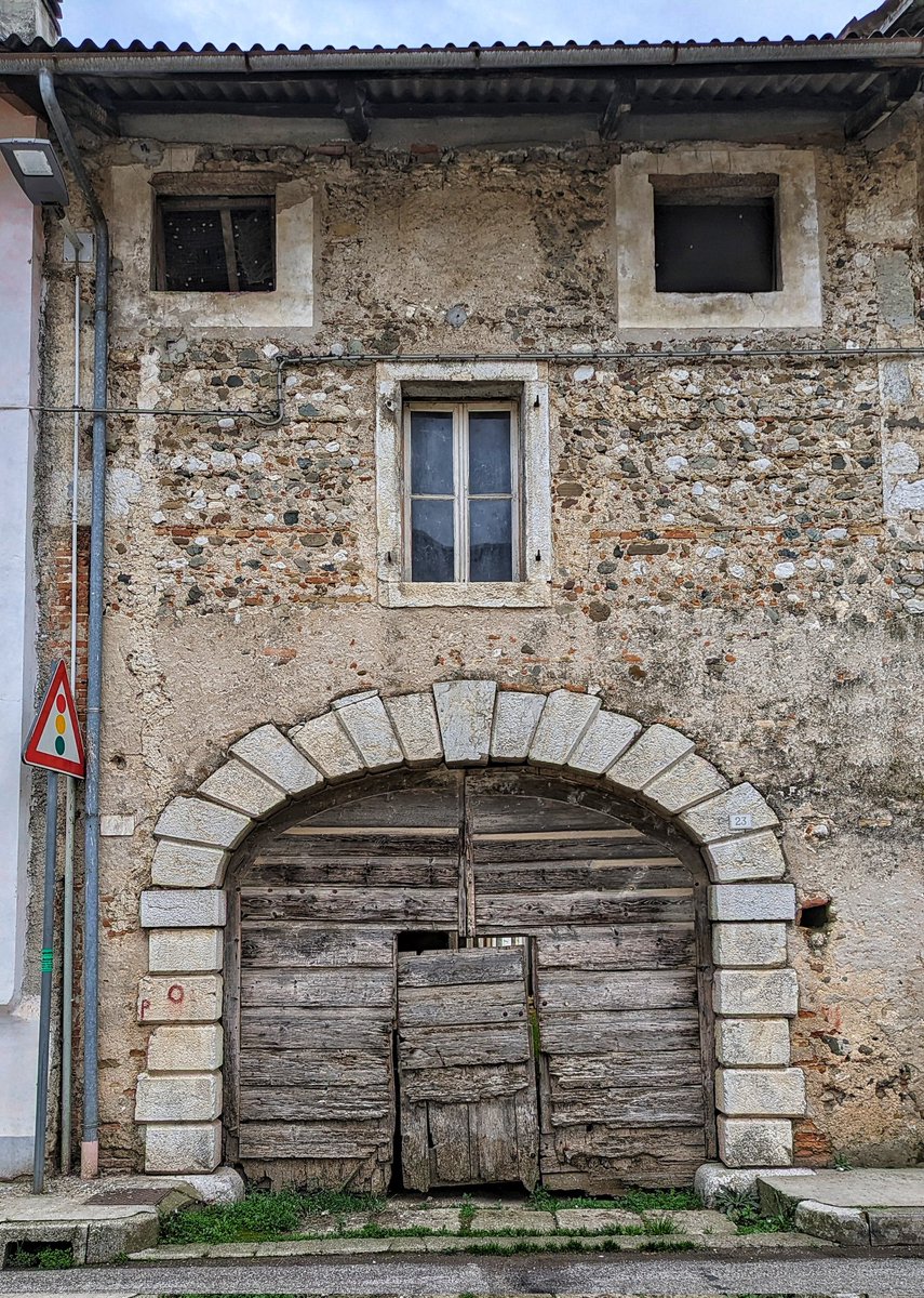 PaolaTreppo's tweet photo. Dove le case sembrano avere gli occhi e la bocca e guardarti di soppiatto mentre passi per le strade del paese. Tra vecchie insegne di botteghe e latterie, tra corti e portoni, tra #Mereto, Savalons, Tomba, Pantianicco e Plasencis. In Friuli Venezia Giulia @FVGlive @regioneFVGit https://t.co/6mWetvt7hR