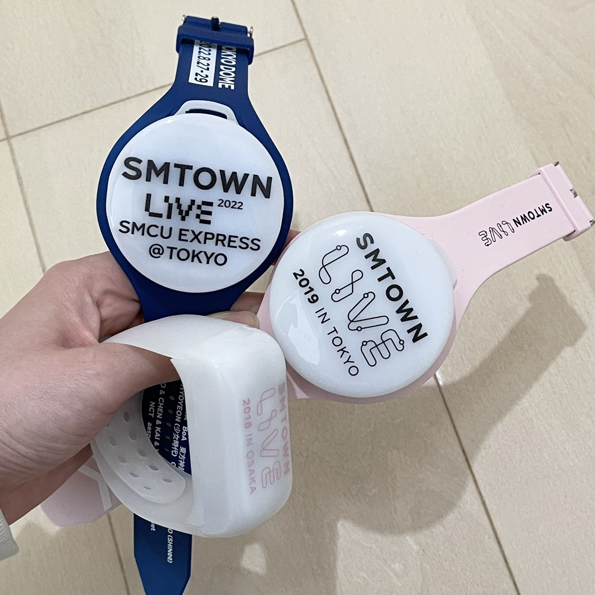 SMTOWNのペンライトについて ここ数年は腕時計型のペンライトが来場者 