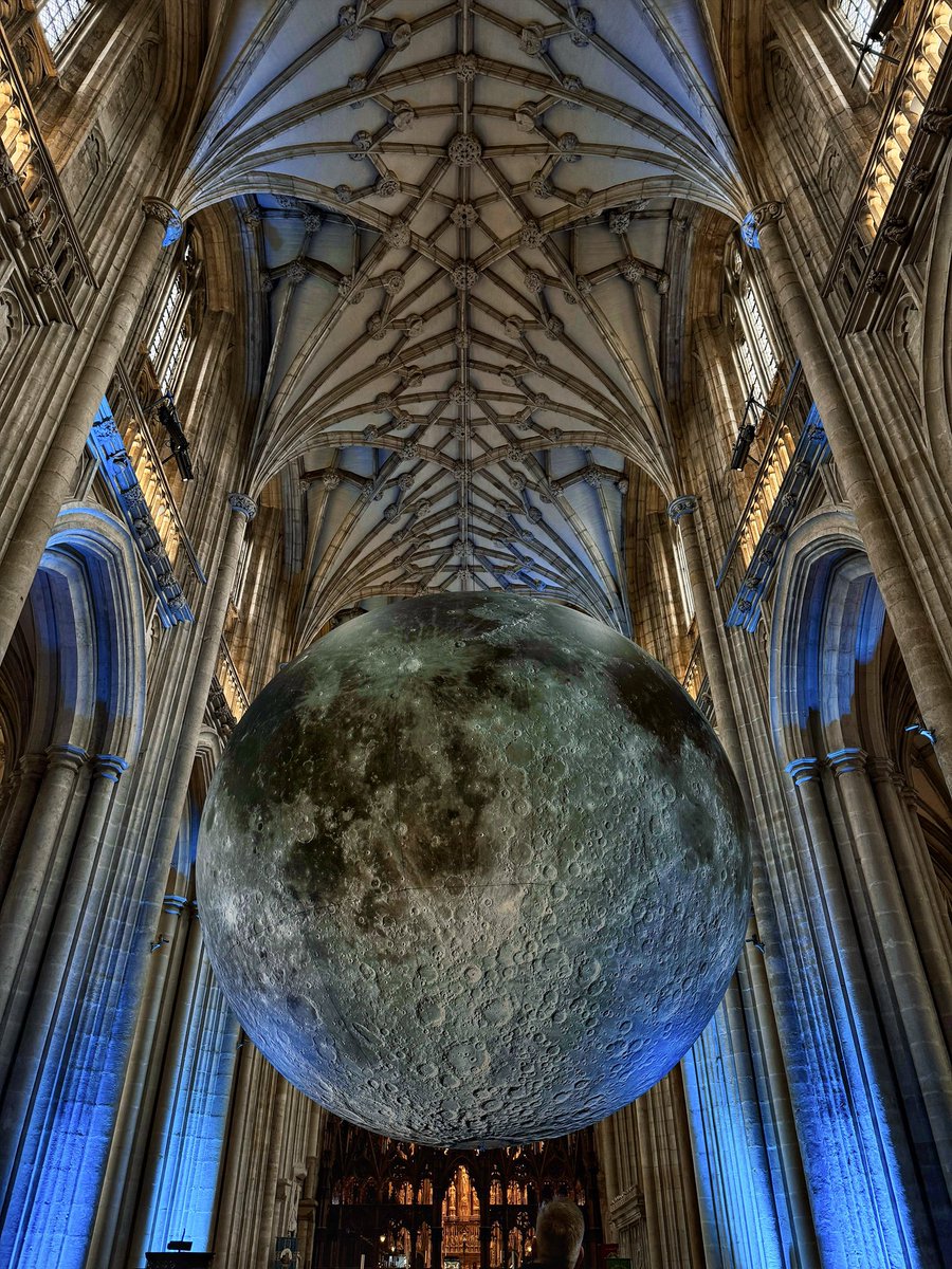 The moon at Winchester Cathedral 🌖

 #CeilingsOnSunday