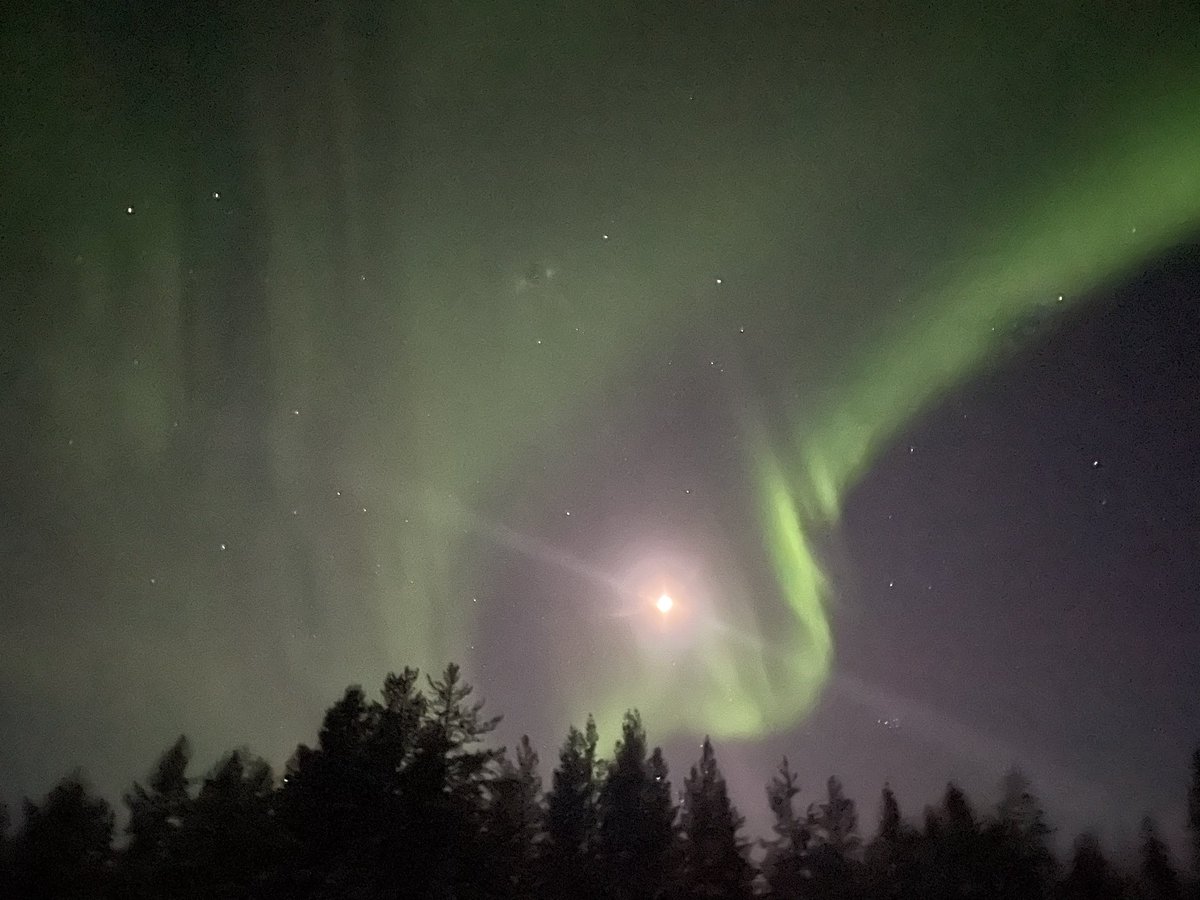 Hienoimmat revontulet, joita neljännes vuosisadan Lapin reissuilla olen koskaan todistanut 🥳