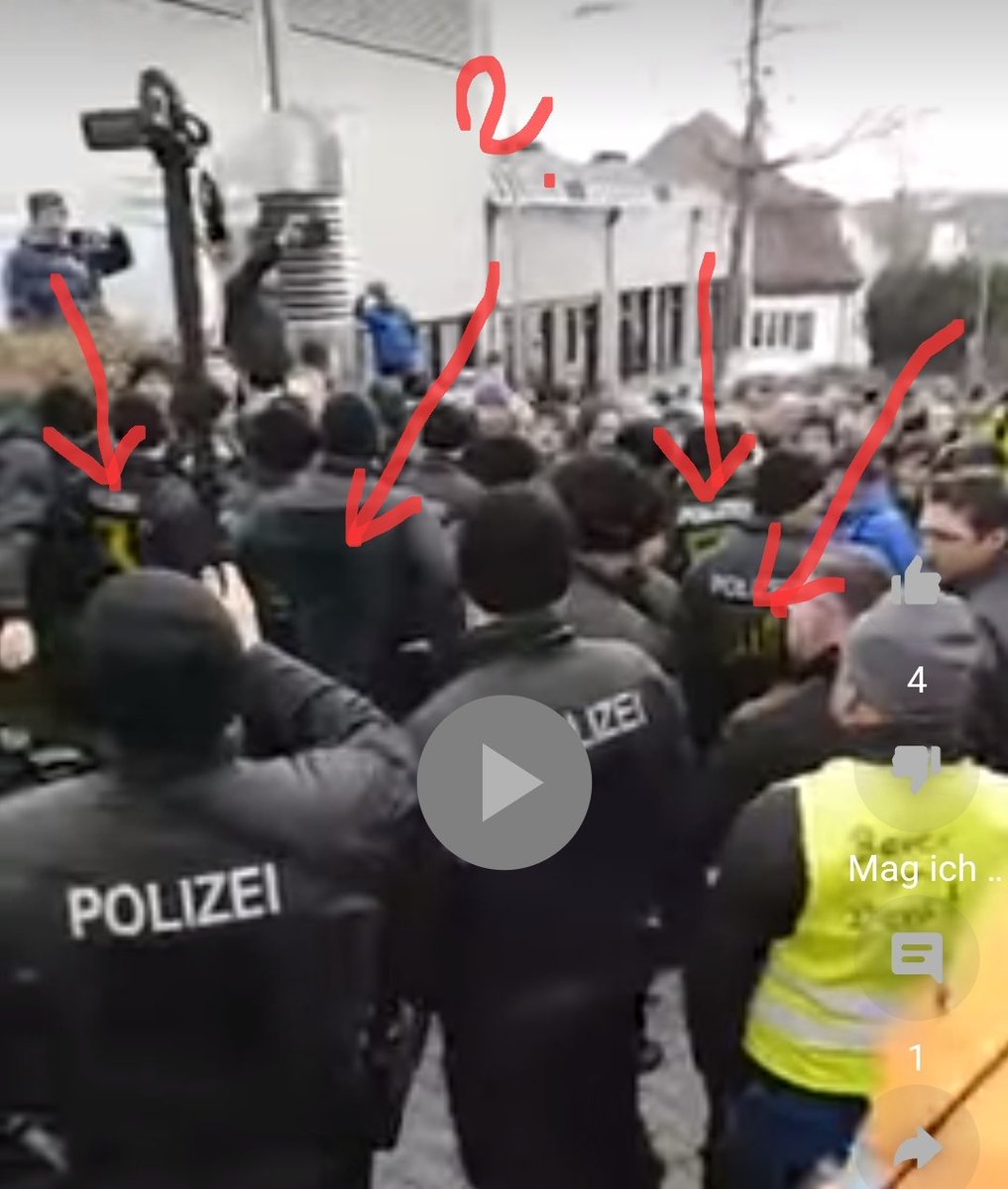 knowandserve's tweet image. Kräfte beim Grünen-Aschermittwoch in #Biberach  werfen Fragen auf. Die mit gelbem #SASR Patch tragen lange Bärte, Polizeipatch mit grünen LED oder gar keins, Schützenhandschuhe.
Was das Arsenal hergab?
Video vom Scheibe einschlagenden Uniformierten nur noch f. angemeldete User.