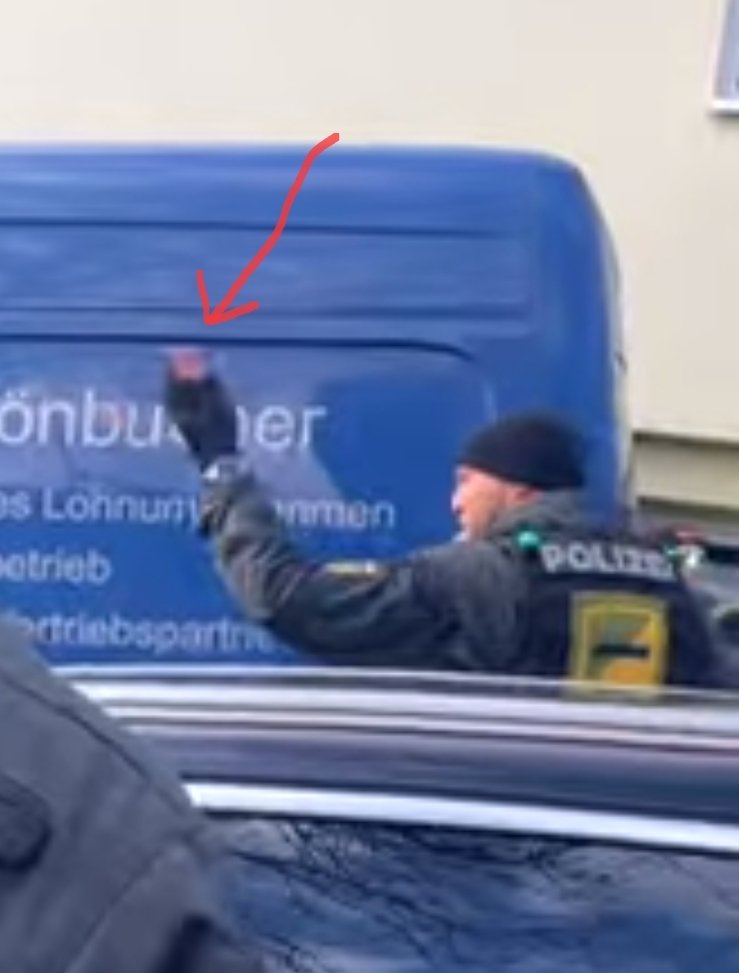 knowandserve's tweet image. Kräfte beim Grünen-Aschermittwoch in #Biberach  werfen Fragen auf. Die mit gelbem #SASR Patch tragen lange Bärte, Polizeipatch mit grünen LED oder gar keins, Schützenhandschuhe.
Was das Arsenal hergab?
Video vom Scheibe einschlagenden Uniformierten nur noch f. angemeldete User.