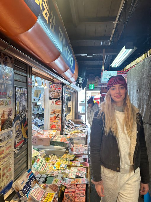 Hiya 🥰🥰 Spent some time in Sapporo the other day. They've got some big crabs there 😳😳  Anyways, I miss