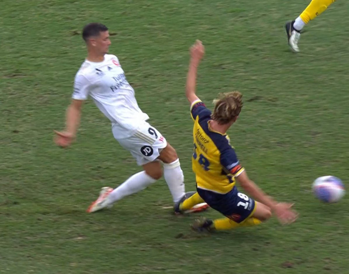 To not give that a red is beyond ridiculous! Arguably up there with the worst decision this season. 
#CCMvWSW #ALM