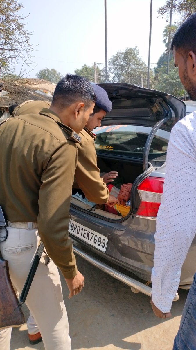 PatnaPolice24x7's tweet photo. अपराध एवं अपराधियों पर अंकुश लगाए रखने हेतु #पटना_पुलिस द्वारा निरंतर सघन वाहन जांच की जा रही है..

वाहन जांच में पुलिस का सहयोग करें, अपराध की रोकथाम में सहभागी बनें।

@dm_patna
@bihar_police
#VehicalChecking
#CrimePrevention
#CrimeControl https://t.co/qLI5JeUW2j