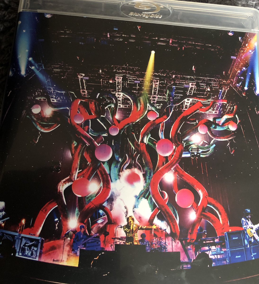 LIB901xyz's tweet photo. 久しぶりにFREEDOM ONLYのライブ観てるんだけどHoly knightのビカビカ！（わかる？）の演出は凄い迫力あるし引き込まれる…ステージで観たかった
1曲目のGALAXYから盛り上がってるしJIROさんMCカミカミなの珍しいし祝祭は凄く好きな曲だから生で聴きたかったなあ

#FREEDOMONLY   #GLAY https://t.co/ag1MRUZXs9