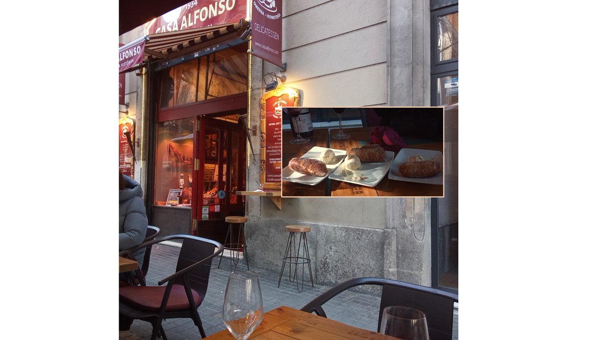 nbmnuria's tweet photo. Entre xuixo de crema, xuixo de xocolata i xuixo de ratafia! Andreu Galan, poeta i recitador, ens ha delectat amb un rap culinari, de cuina valenciana!
A Casa Alfonso, 90 anys a Barcelona @micaterina @QuerJordi @LiaBarrese https://t.co/13otnad1Ed
