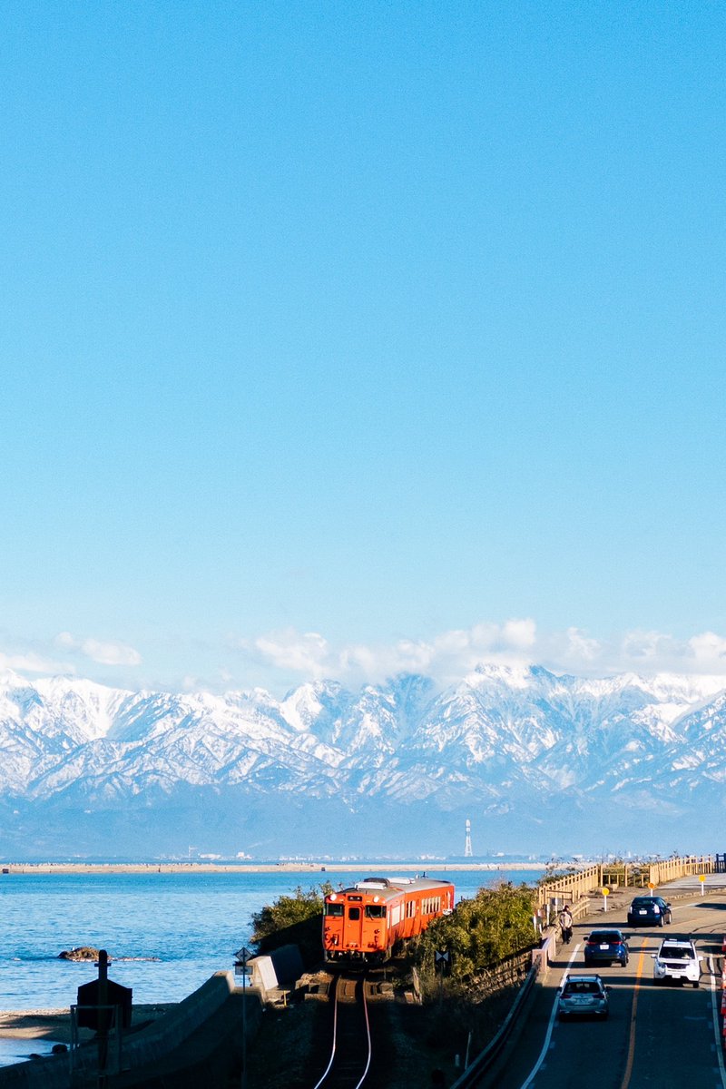 寒鰤を食べに氷見まで来てみたんだけど、
冬の立山連峰と氷見線の景色が綺麗すぎた...！