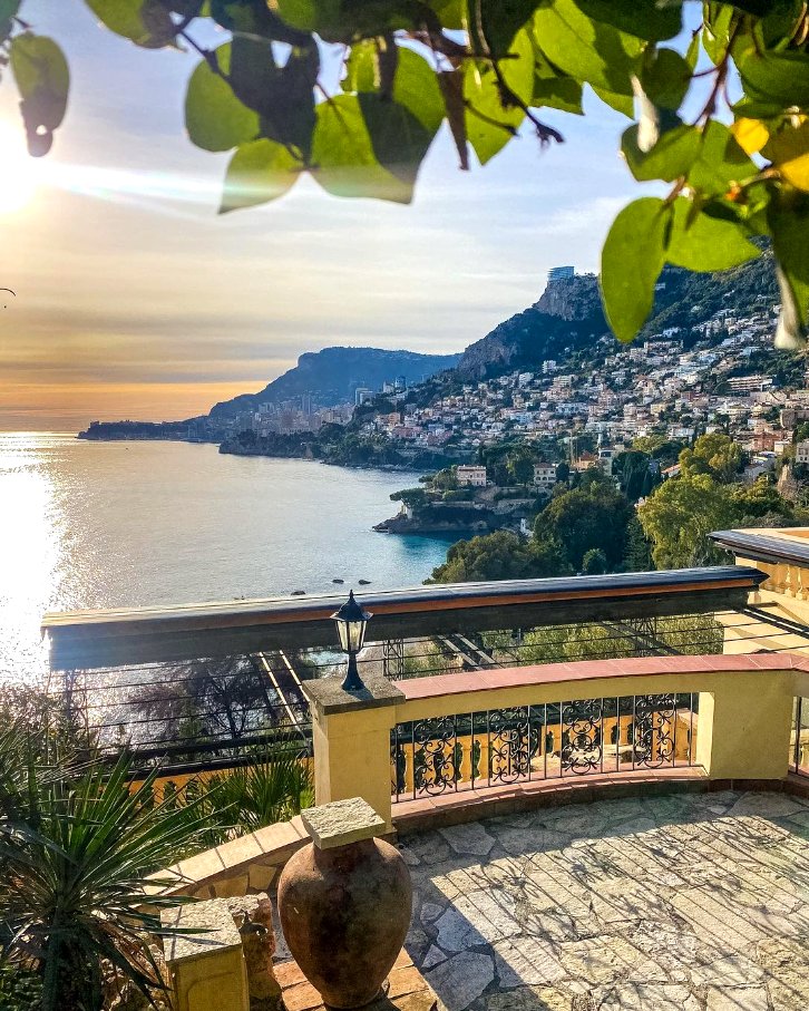 Magnifique vue sur la Côte d'Azur depuis Roquebrune-Cap-Martin 😊

📸 @beautiful_frenchriviera