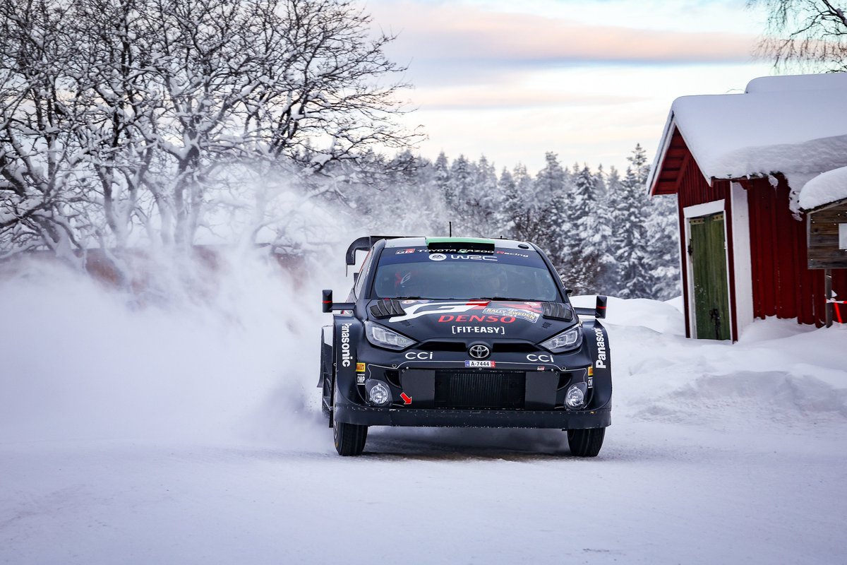 It's a super start to Sunday! Elfyn surges past Fourmaux for 2nd overall as Kalle leads a #GRYaris 1-2-3 on the stage times. 🥇 #ToyotaGAZOORacing #WRC #RallySweden 🇸🇪