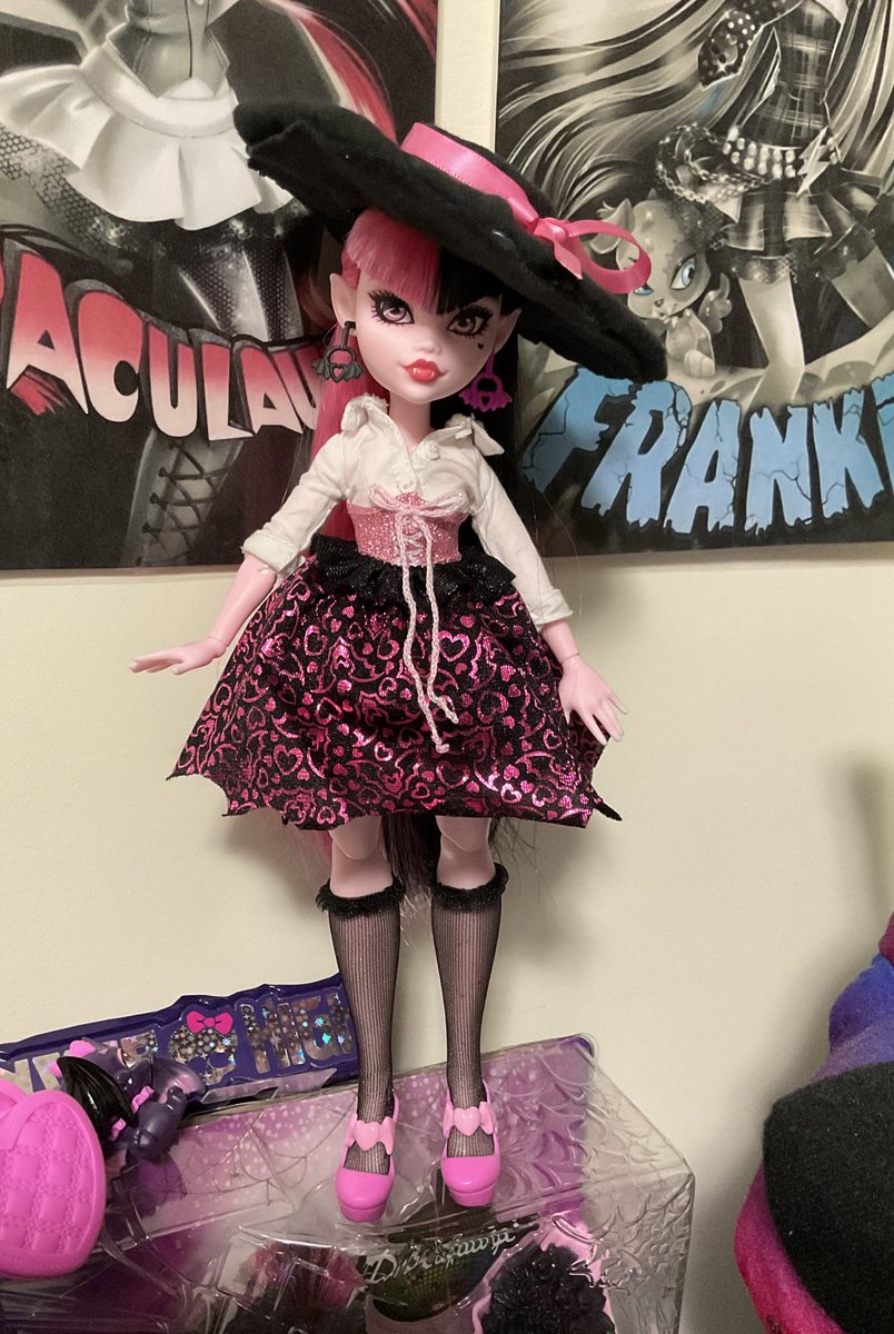 64Shadowqueen's tweet photo. What do ya guys think of these restyles? 
#MonsterHigh #dolltwt https://t.co/pgvf0QOEXK