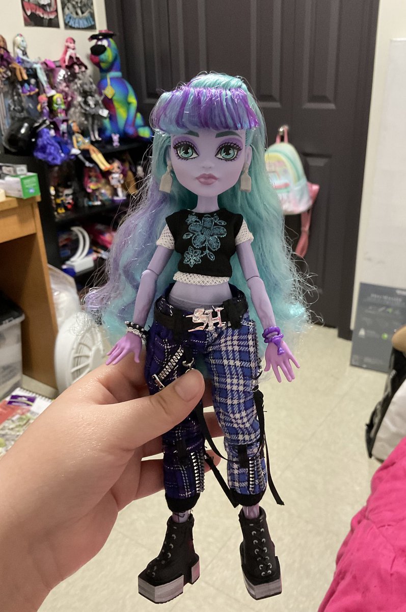 64Shadowqueen's tweet photo. What do ya guys think of these restyles? 
#MonsterHigh #dolltwt https://t.co/pgvf0QOEXK