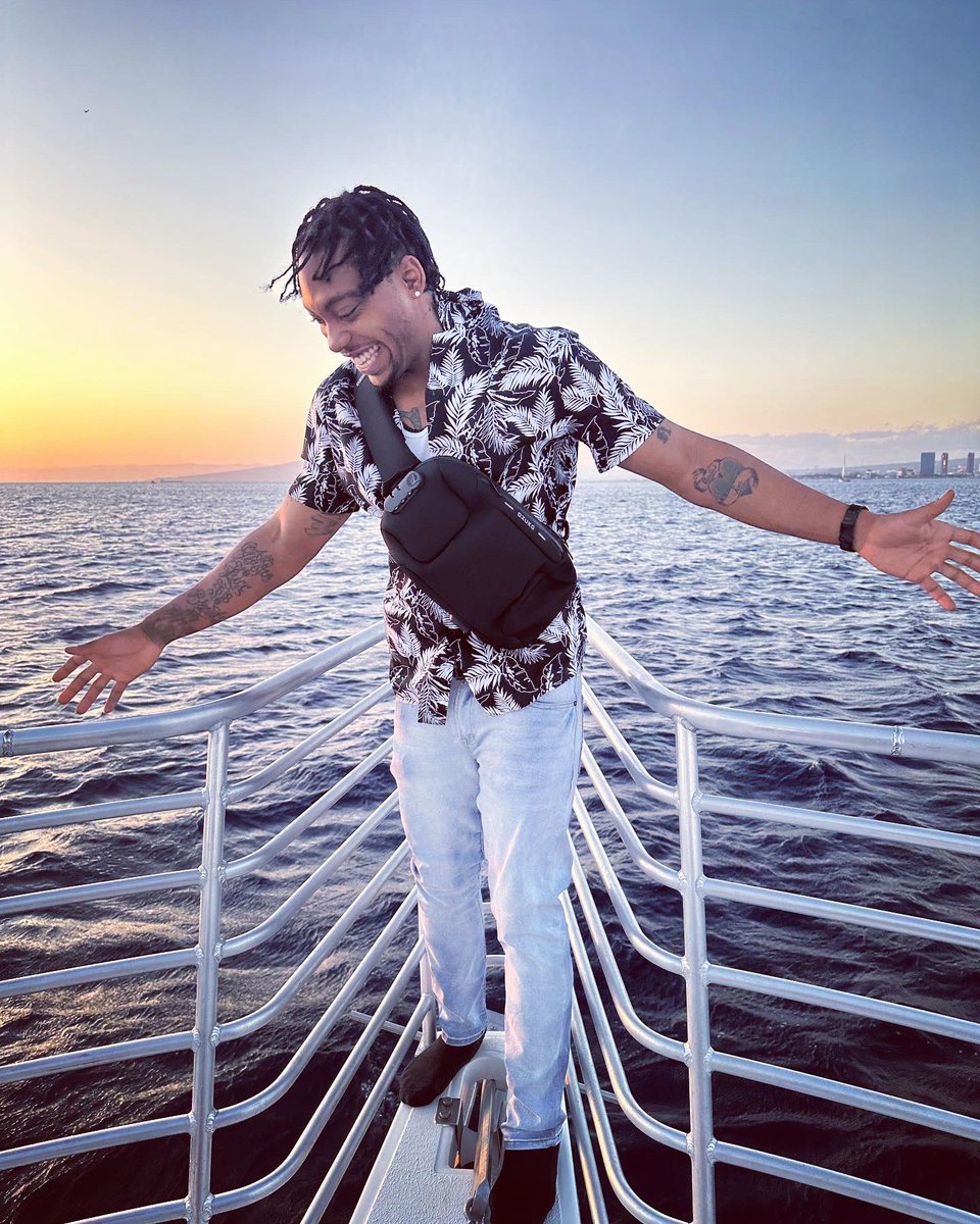 LongLive_Cuddy's tweet photo. Three decades strong 💪🏾 life can’t fade this smile😁  #dirtythirty #honolulu #hawaii #sunsetcruise #highlifeliving https://t.co/1S8nNA2FvG