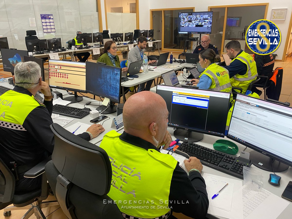 EmergenciasSev's tweet image. Desde el Organo Conjunto #UCO activado en el Centro de Control de @PoliciaSevilla se coordinan todos los efectivos que participan en la #ZurichMaratonSevilla24 
@PoliciaSevilla @policia #ProtecciónCivil #Cecop @IMDSevilla @grupo_samu @Trafico_Sevilla 
En breve comienza la prueba…