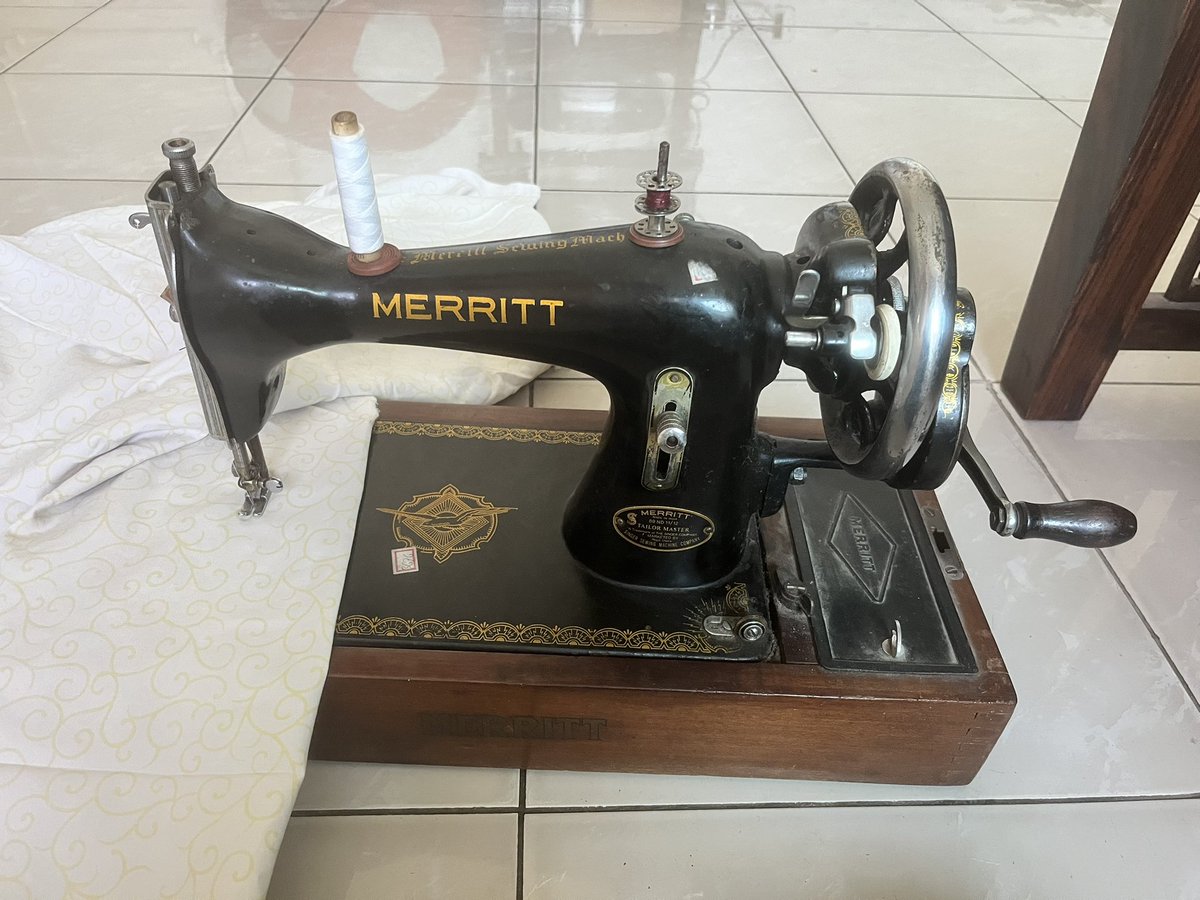 ChicoryLife's tweet image. This hand sewing machine is probably 4 decades old used by Dad. Sewing was one of his passions. 
I must say Merrit #Sewingmachine has a great body n its quality is ever lasting ! 

No electricity needed  n great exercise to your hands 😀. Is a precious possession for me now 💖…