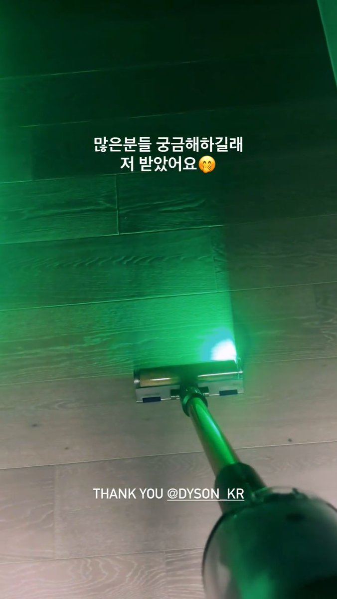 cyjprint's tweet image. Then:
🐍 But there is already dust inside, shouldn't you just give it to me then?
🐍 [Jealous, jealous, so jealous, jealous, jealous]
🐍 But since I used it, can't you just give it to me?

Now:
🐍 Since a lot of people were curious, I got it🤭 Thank you @.dyson_kr 

#BamBam #뱀뱀