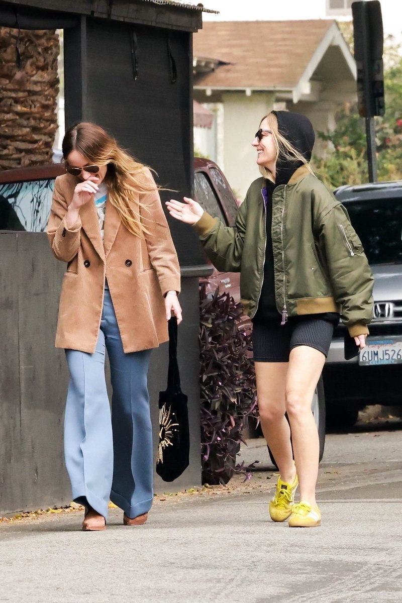 Olivia Wilde meets up with Babs for lunch in Los Feliz - February 17
