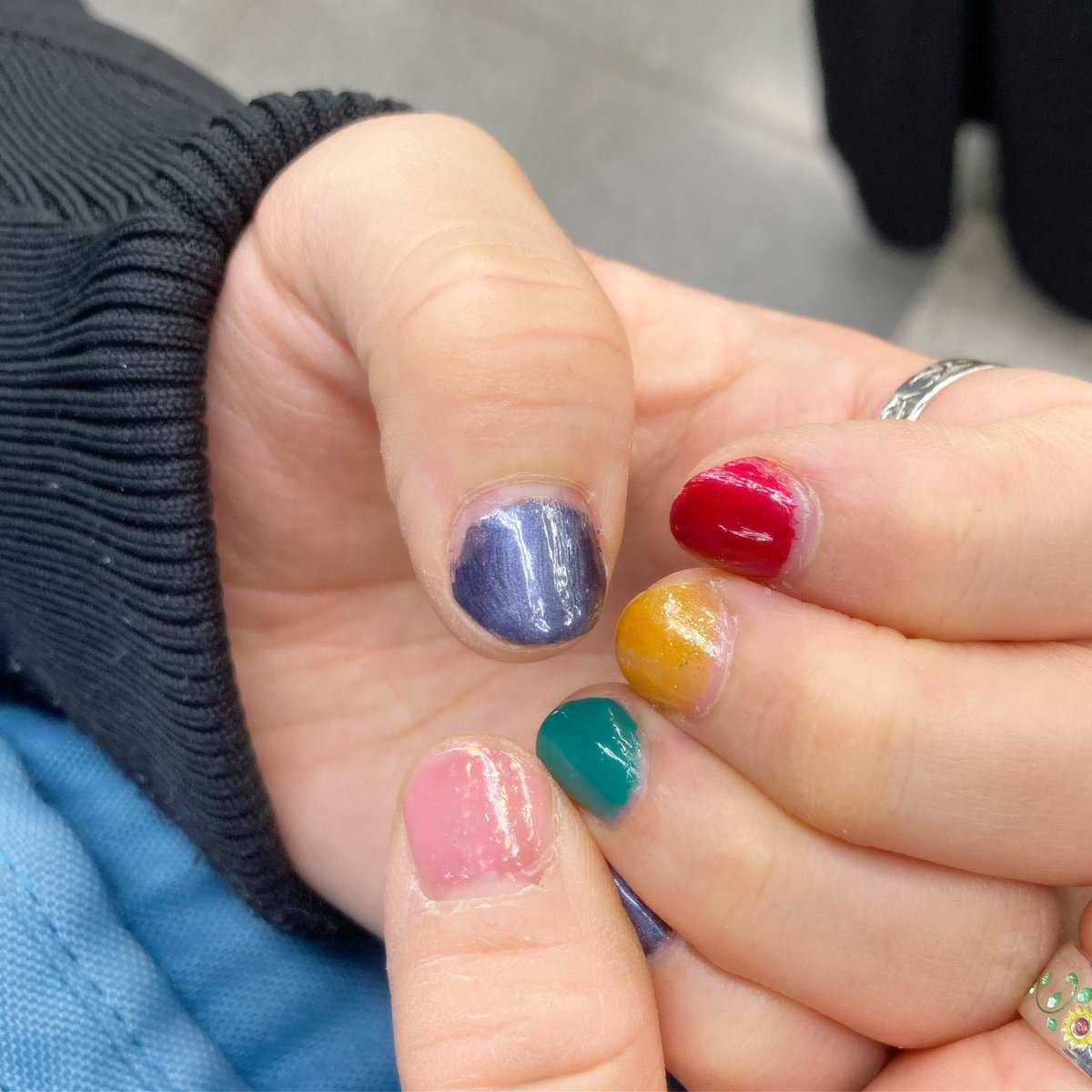 baryshima's tweet photo. イベント行くから久方ぶりにネイルした。塗りムラがある、そして仕事のため今日中には全て落とさなければならない現実… https://t.co/obCmRQTx2U