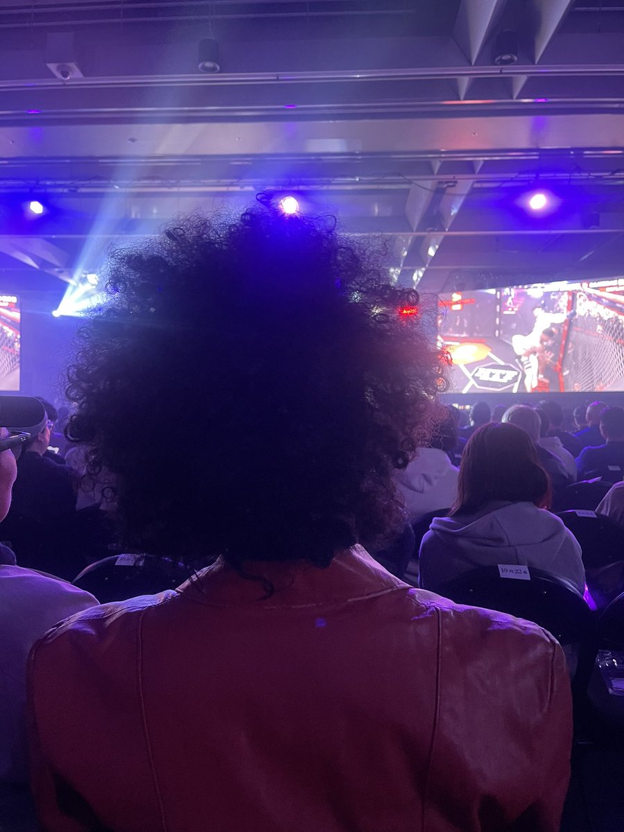 平石光一くんのアフロが凄すぎて試合が見えない