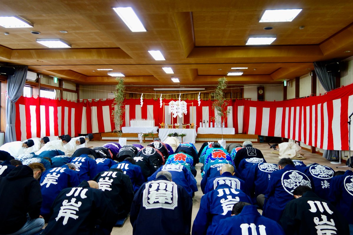 ugskm's tweet photo. 10年に一度の御頭郷で、御社宮司降し祭と境締め神事。
御頭郷は１年間、諏訪大社に奉仕する当番地区。年初の御頭御占神事で決まる。今年は僕の地元の湊・川岸地区。今日2/16はその始まり、御社宮司降し祭と境締め神事。御社宮司降し祭では大社の宮司の警蹕で、御社宮司が降ろされた。祭壇左右には笹。 https://t.co/fBzfDC54dS