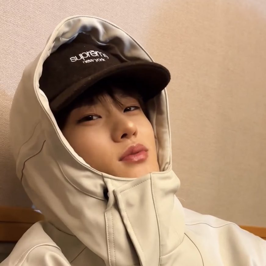 soheerolls's tweet photo. excuse me lee sohee ? https://t.co/gbuy5tqAfu