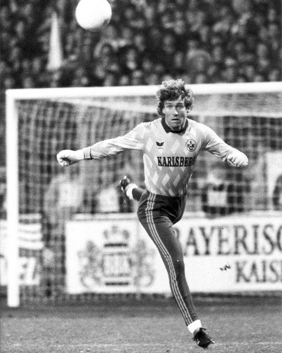Rote_Teufel's tweet photo. Zwölf Jahre lang #Betze-Spieler. Über 20 Jahre Torwarttrainer der #FCK-Profis, seit gut zwei Jahren am NLZ. Träger der Goldenen Verdienstnadel des Vereins. 

Heute wird Gerry Ehrmann 65 Jahre alt. Wir wünschen alles Gute! 🙌🏼 https://t.co/RLkW36O67I