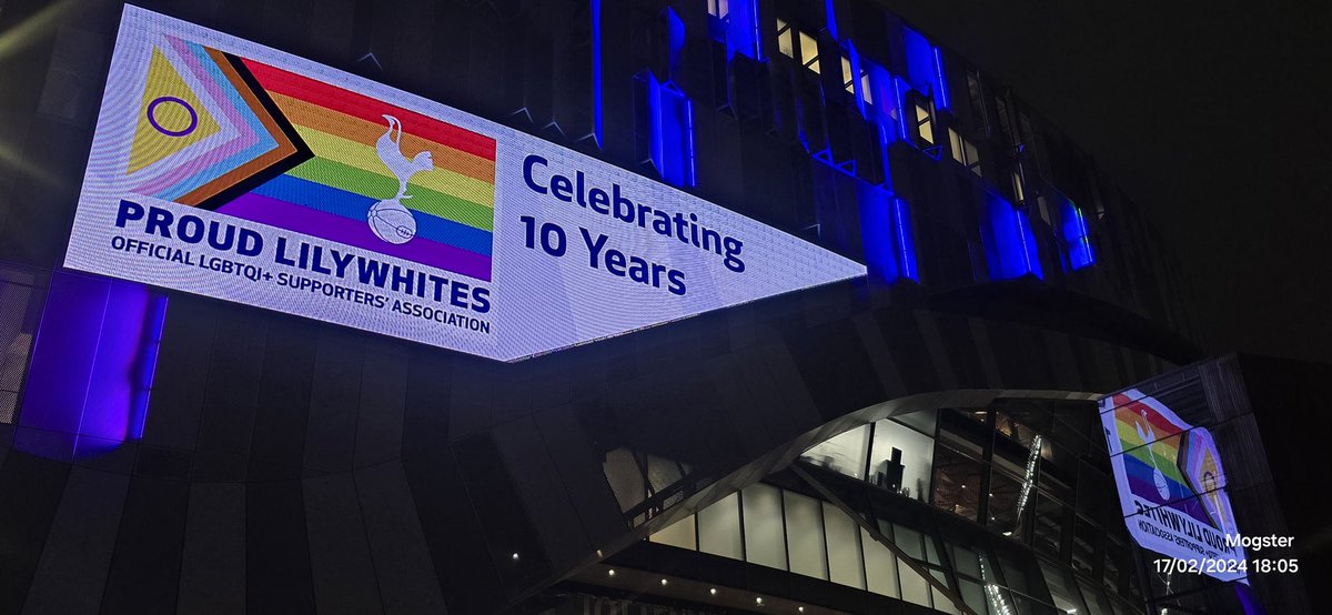 Moogii72's tweet photo. Trailer of #ProudLilywhites10 years documentary, can't believe me Mogi is on Tottenham Stadium big screen.
Pic me on screen credit to @chrispaouros. Thank you for always thinking of us. https://t.co/cASvJBh7Eg