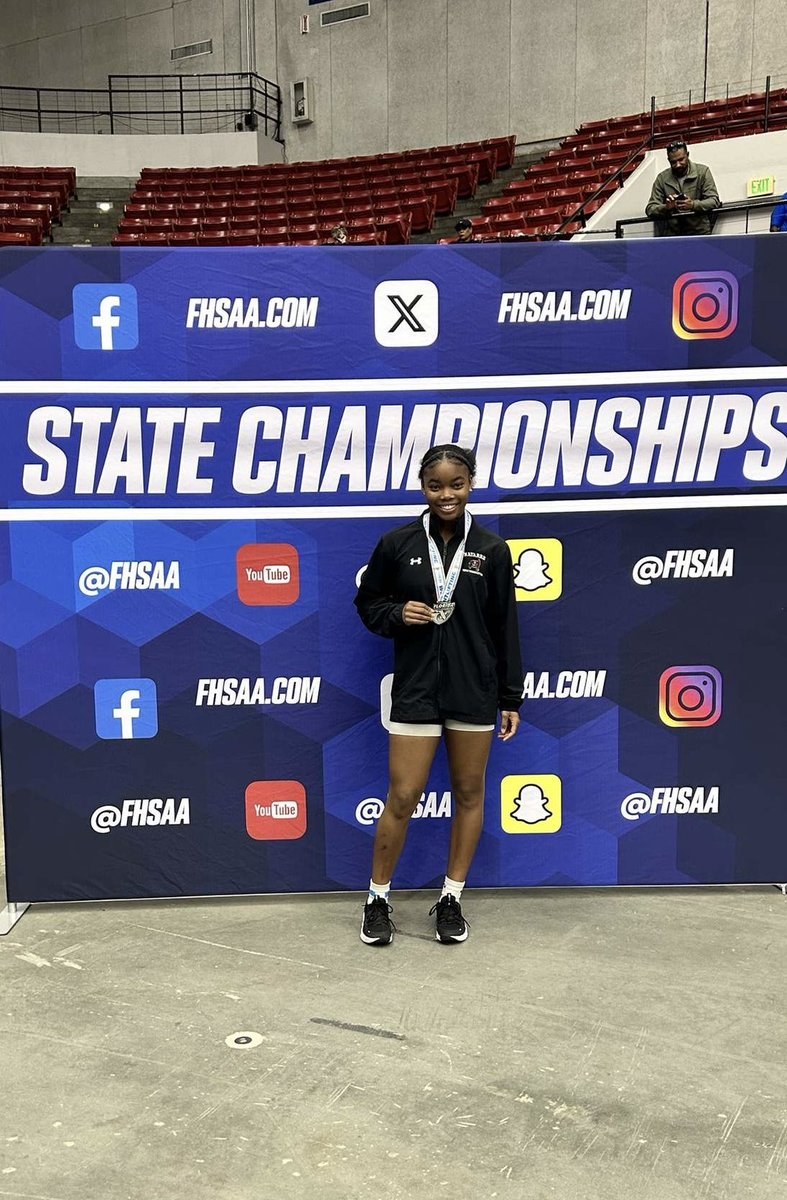 _TaylorJ_04's tweet photo. One last weight meet! I placed 6th in the state and got PRs in the clean and jerk (185 lbs) and bench press (165 lbs). Team ended up 3rd in the state in Olympic lifts and 4th in the state in traditional lifts. https://t.co/DFtQ3bsB89